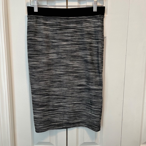 Trina Turk size S pull-up skirt - Picture 3 of 9